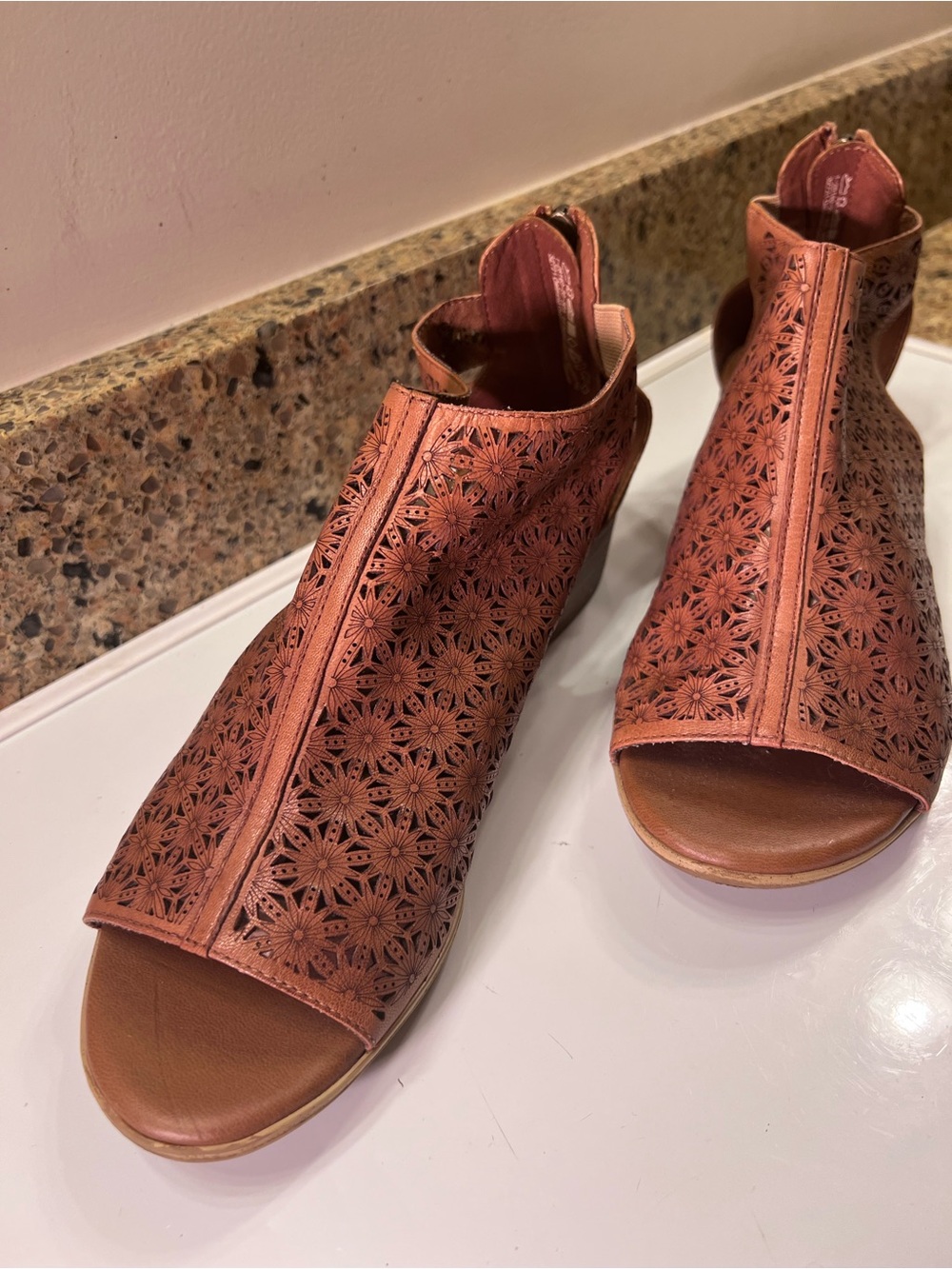 Tamaris Nao Women's Sz 7.5 Open-Toe Laser-Cut Sandals - Rust Brown, Anti-Slide